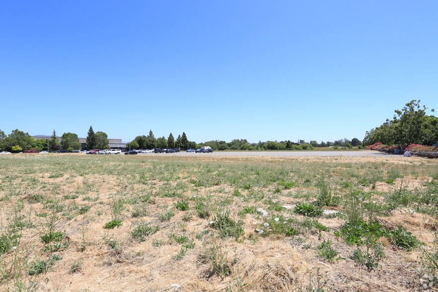 Santa Rosa Industrial Parcels for Sale portfolio of 2 properties for sale on LoopNet.com - Primary Photo - Image 2 of 3