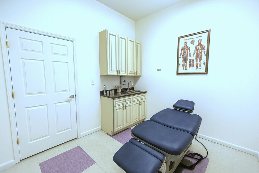 3703 92nd St, Jackson Heights, NY for lease - Building Photo - Image 3 of 15