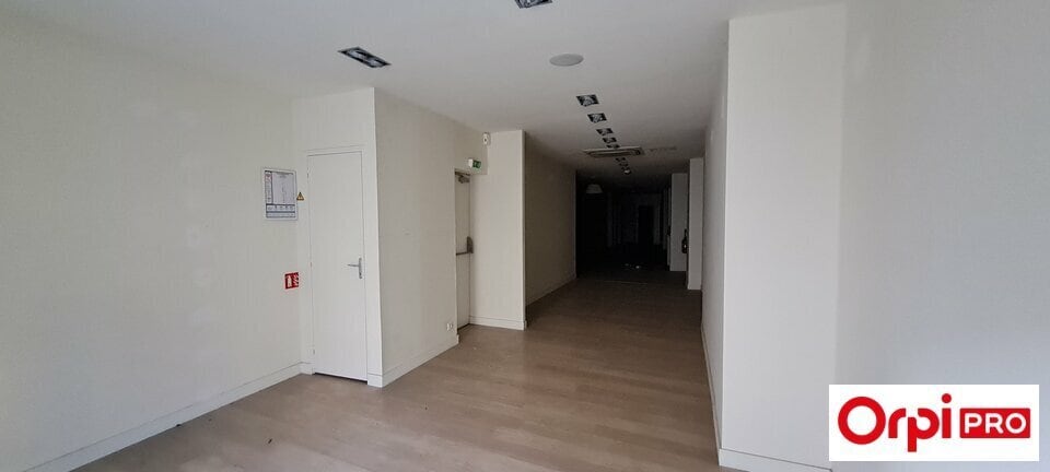 Retail in Saint-Brieuc for lease Interior Photo- Image 1 of 10