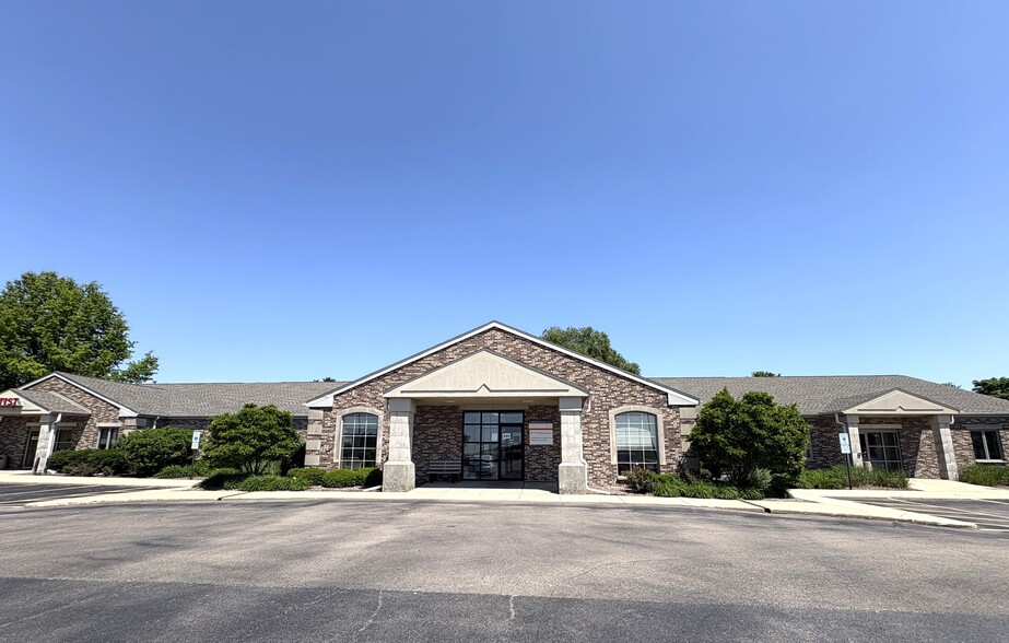 1 E County Line Rd, Sandwich, IL for lease - Building Photo - Image 2 of 20