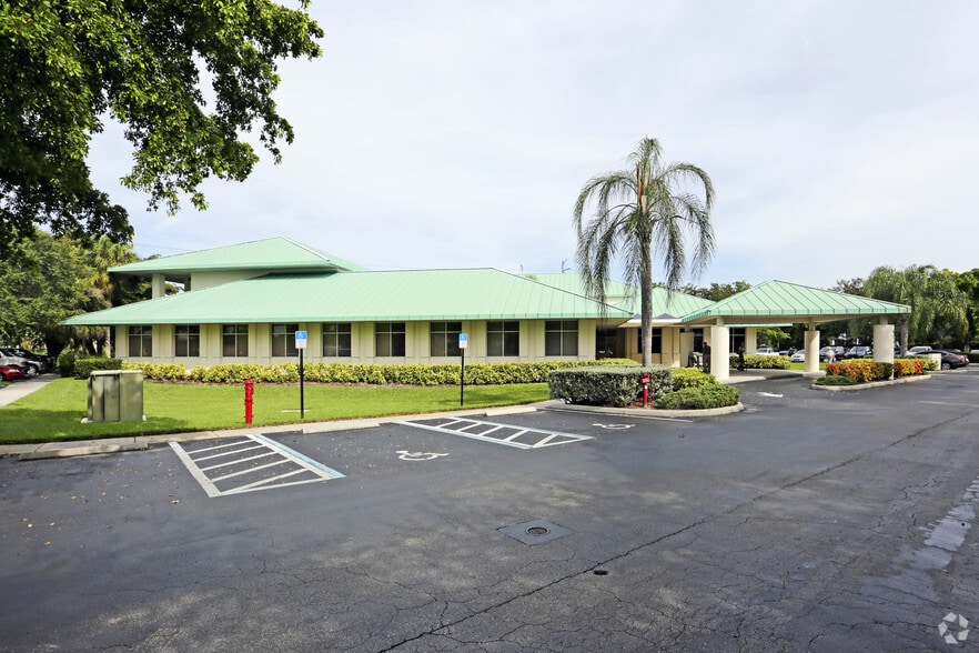 681 Goodlette Rd N, Naples, FL for lease - Building Photo - Image 2 of 33