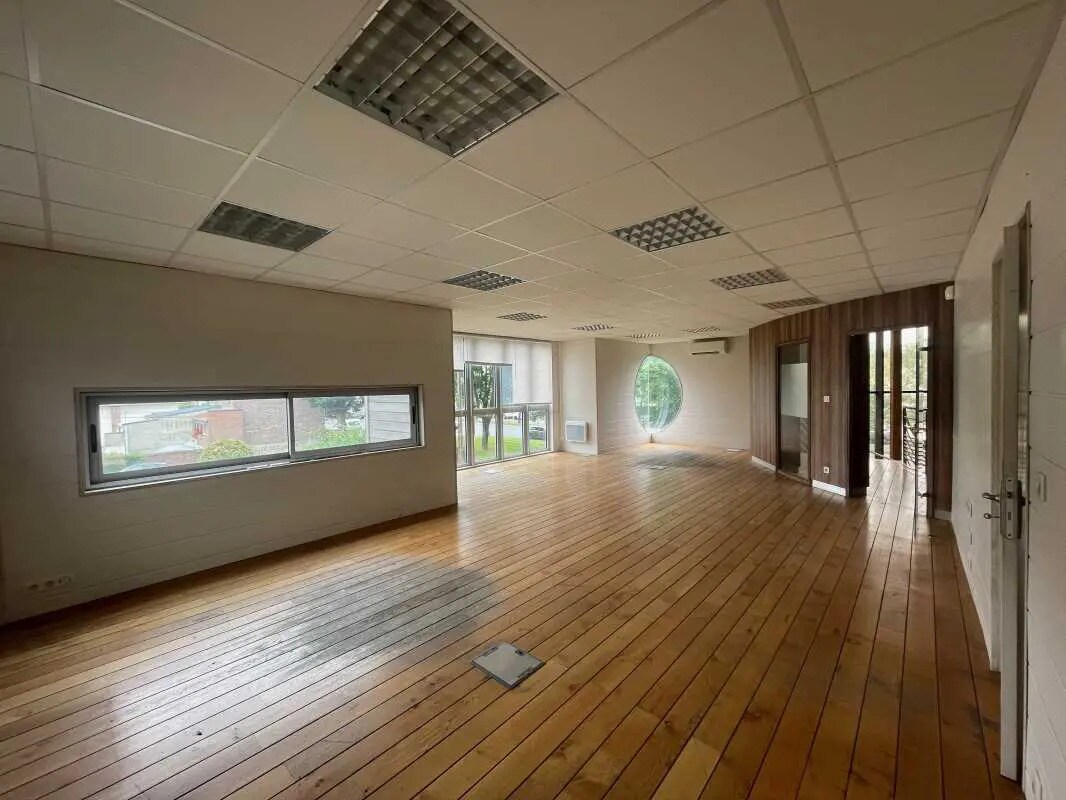 Office in Saint-Quentin for lease Building Photo- Image 1 of 2