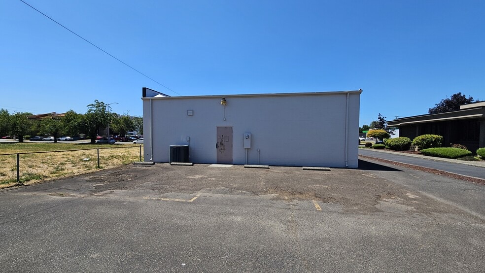 940 14th Ave, Longview, WA for lease - Building Photo - Image 3 of 8