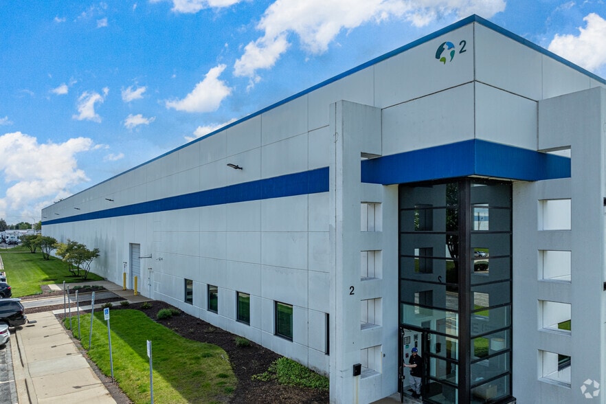 2 Gateway Ct, Bolingbrook, IL for lease - Primary Photo - Image 1 of 4