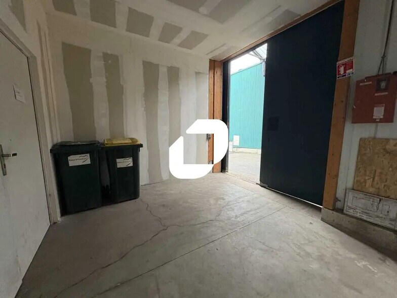 Office in Jouars-Pontchartrain for lease - Building Photo - Image 3 of 24