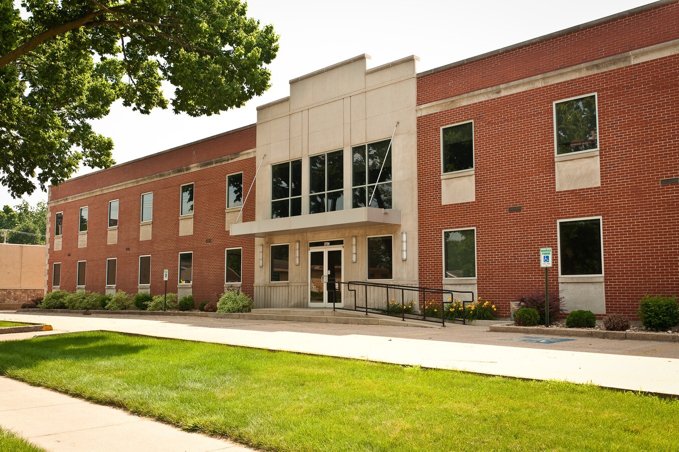 2720 1st Ave NE, Cedar Rapids, IA 52402