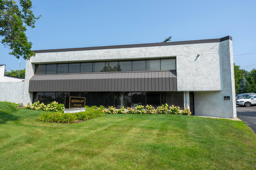 77 E Long Lake Rd, Bloomfield Hills, MI for lease - Building Photo - Image 1 of 3