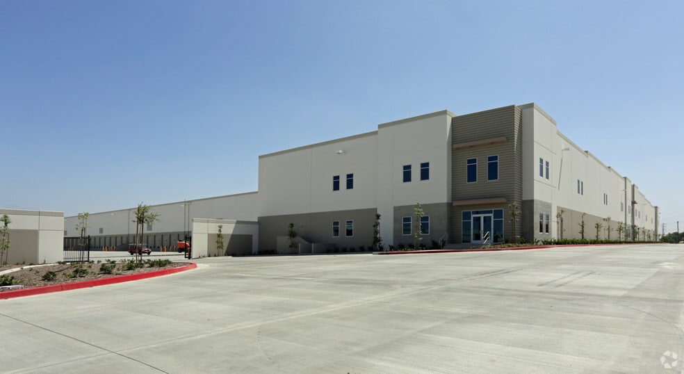 16380 Euclid Ave, Chino, CA for lease - Primary Photo - Image 1 of 3