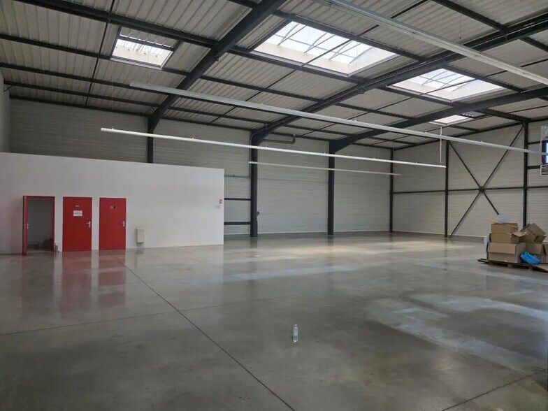 Flex in Folkling for lease - Interior Photo - Image 3 of 8