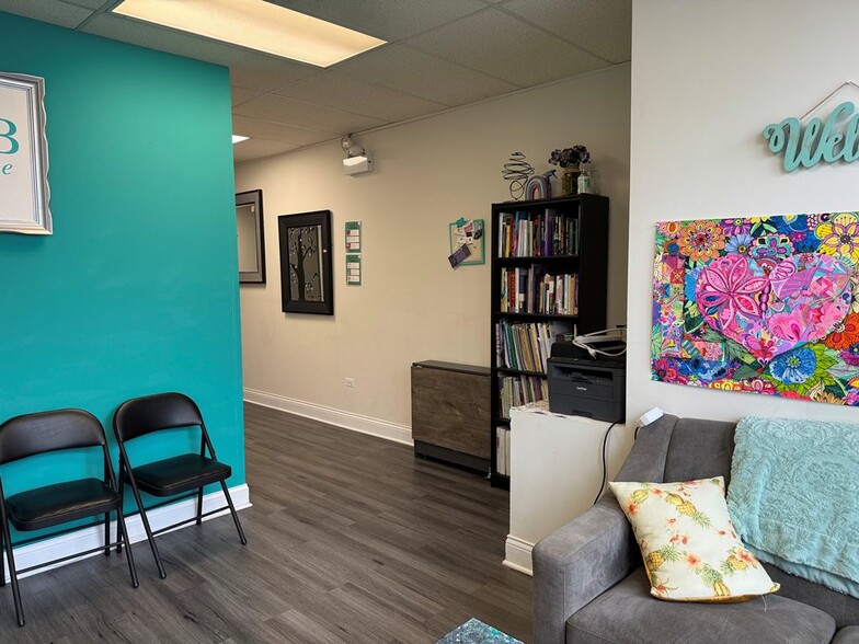 2121-2125 W Irving Park Rd, Chicago, IL for lease - Building Photo - Image 3 of 16