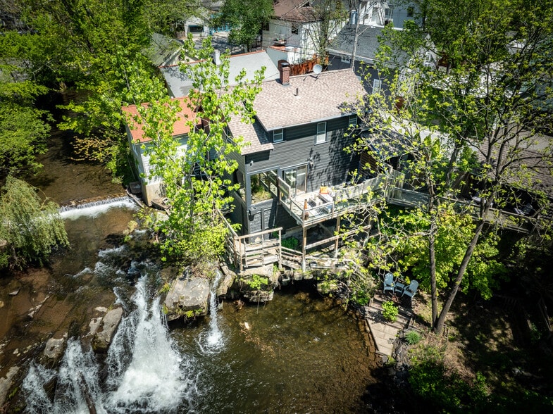 8 Tannery Brook Rd, Woodstock, NY for sale - Building Photo - Image 3 of 39