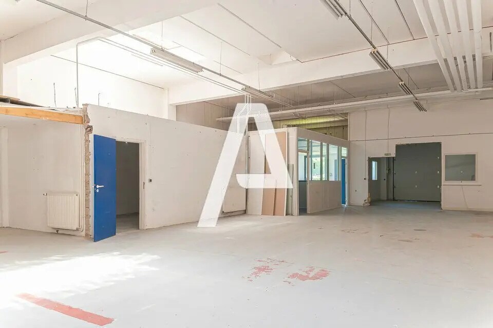 Flex in  for lease Building Photo- Image 1 of 8