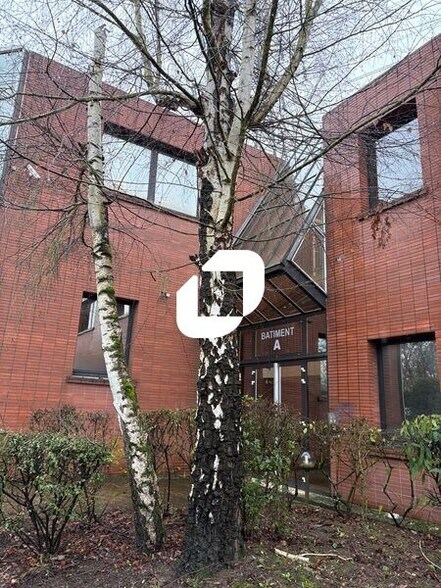 Office in Igny for lease - Building Photo - Image 1 of 15