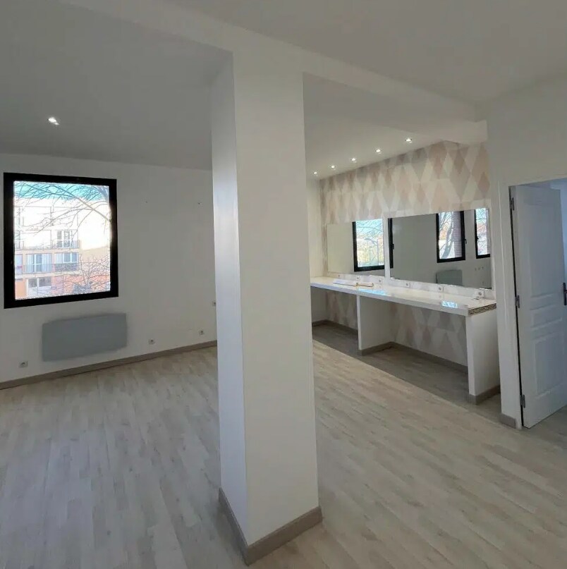 Plaisir, YVE 78370 - Unit 1 -  - Interior Photo - Image 1 of 5