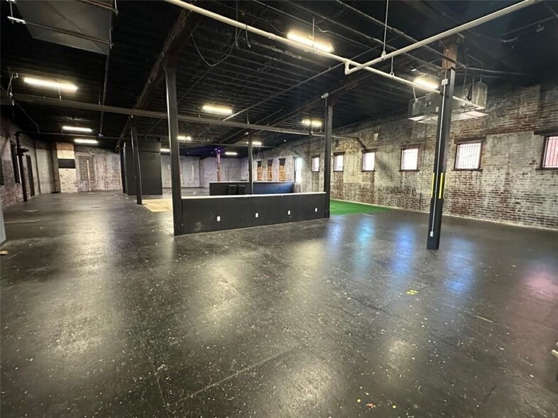 1302 Frederick Ave, Saint Joseph, MO for sale - Interior Photo - Image 2 of 49