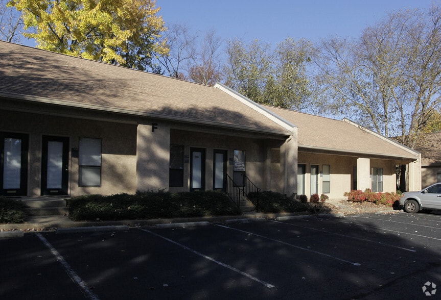 770 Old Roswell Pl, Roswell, GA for lease - Building Photo - Image 2 of 15