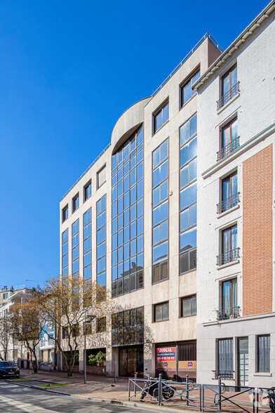 Office in Issy-les-Moulineaux for lease - Building Photo - Image 2 of 5
