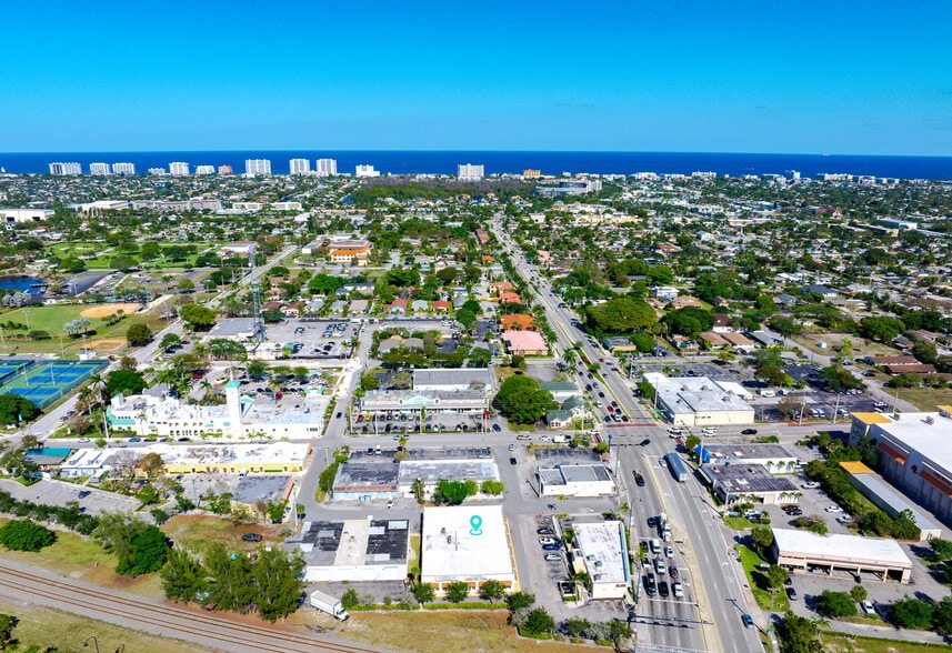 131 E Hillsboro Ct, Deerfield Beach, FL for lease - Building Photo - Image 2 of 9