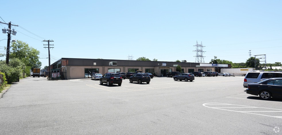 303 Winding Rd, Old Bethpage, NY for lease - Building Photo - Image 3 of 4