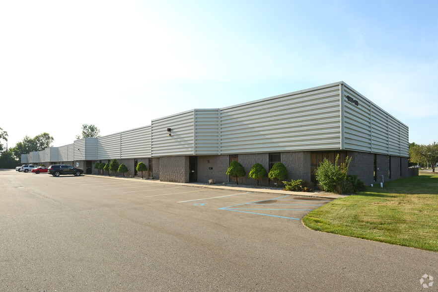 12601-12633 Universal Dr, Taylor, MI for lease - Building Photo - Image 1 of 14