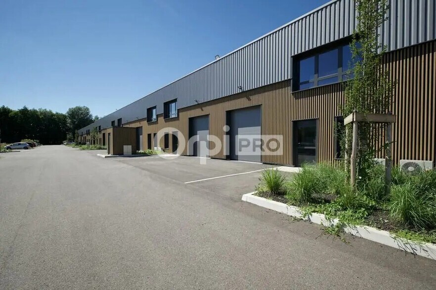 Office in Bourgoin-Jallieu for lease - Building Photo - Image 2 of 23
