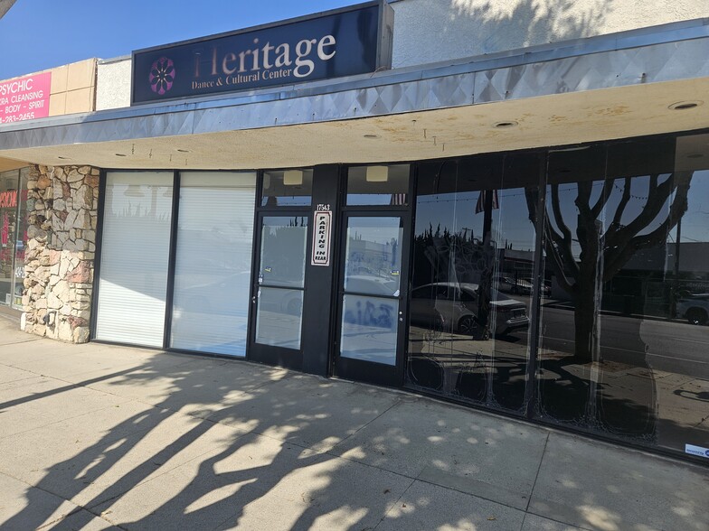 17541-17545 Chatsworth St, Granada Hills, CA for sale - Building Photo - Image 1 of 18