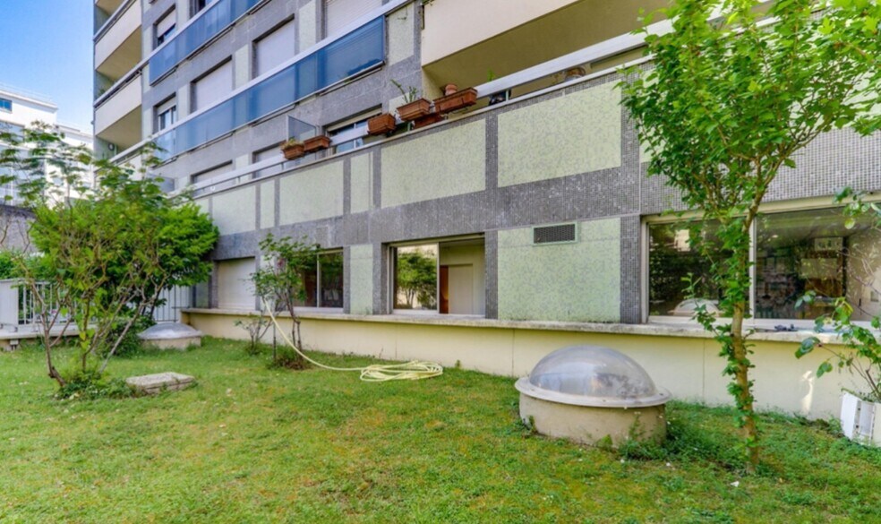 10 Rue Rosenwald, Paris for sale - Building Photo - Image 2 of 25