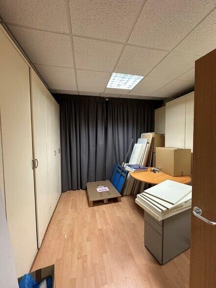 Hook Rise S, Surbiton for lease - Interior Photo - Image 3 of 5