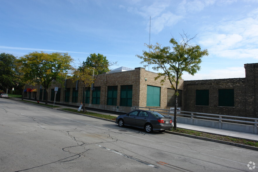 4212 W Highland Blvd, Milwaukee, WI for lease - Building Photo - Image 3 of 7