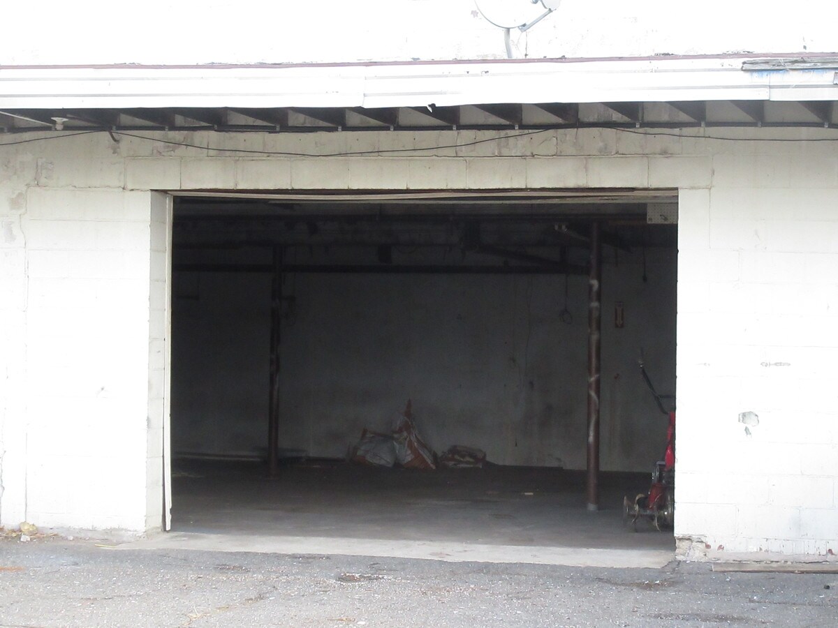 9 Maplewood Ave, Bloomfield, CT 06002