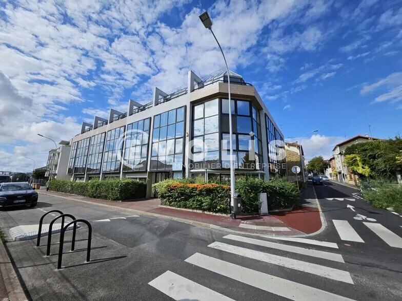 Office in Gentilly for lease - Building Photo - Image 1 of 5