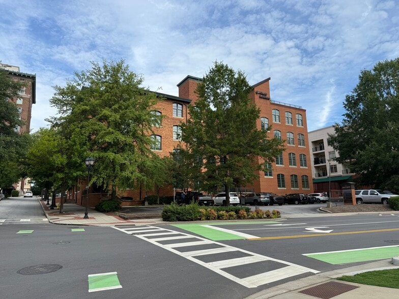 25 E Court St, Greenville, SC for lease - Building Photo - Image 1 of 8