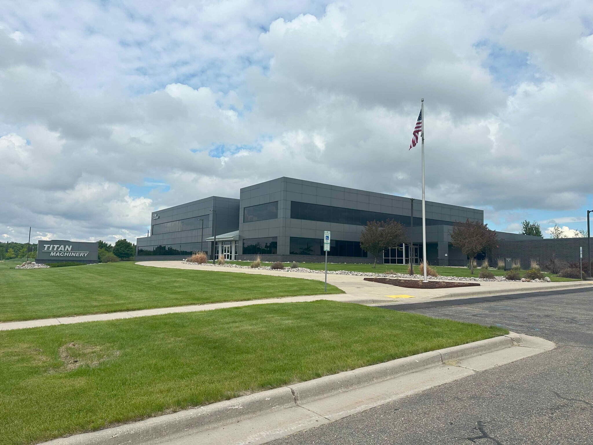644 E Beaton Dr, West Fargo, ND for lease Building Photo- Image 1 of 2