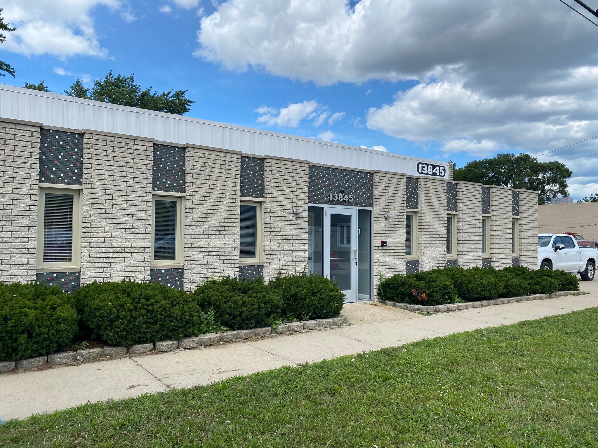 13845 E 9 Mile Rd, Warren, MI for sale Building Photo- Image 1 of 1