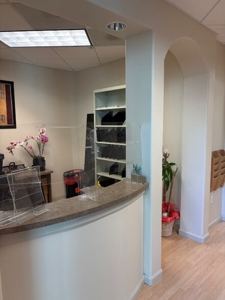 1000 Newbury Rd, Thousand Oaks, CA for lease - Building Photo - Image 3 of 17