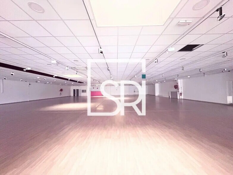 Retail in Cournon-d'Auvergne for lease - Interior Photo - Image 2 of 10