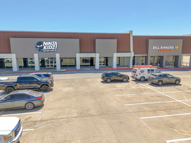 320 E Main St, Crowley, TX for sale - Building Photo - Image 2 of 8