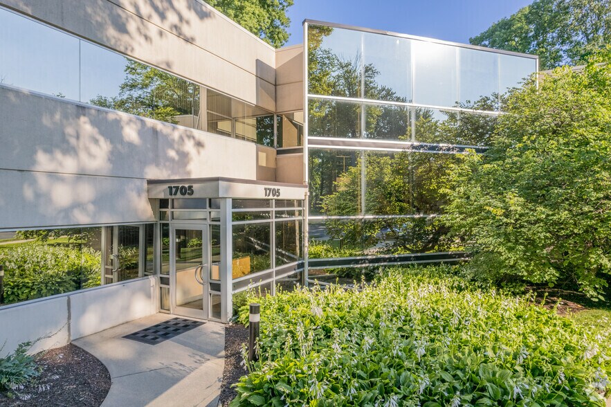 1705 Indian Wood Cir, Maumee, OH for lease - Building Photo - Image 1 of 5