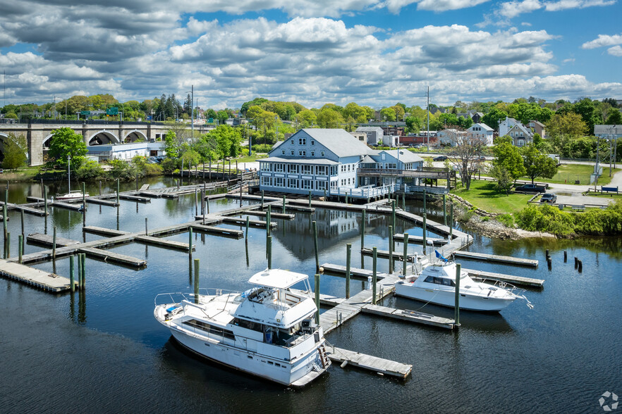 Waterfront Restaurant - East Providence portfolio of 2 properties for sale on LoopNet.com - Building Photo - Image 1 of 23