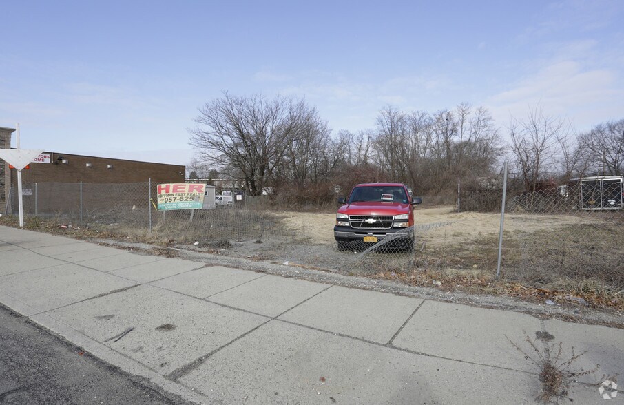 361 Sunrise Hwy, West Babylon, NY for sale - Primary Photo - Image 1 of 1