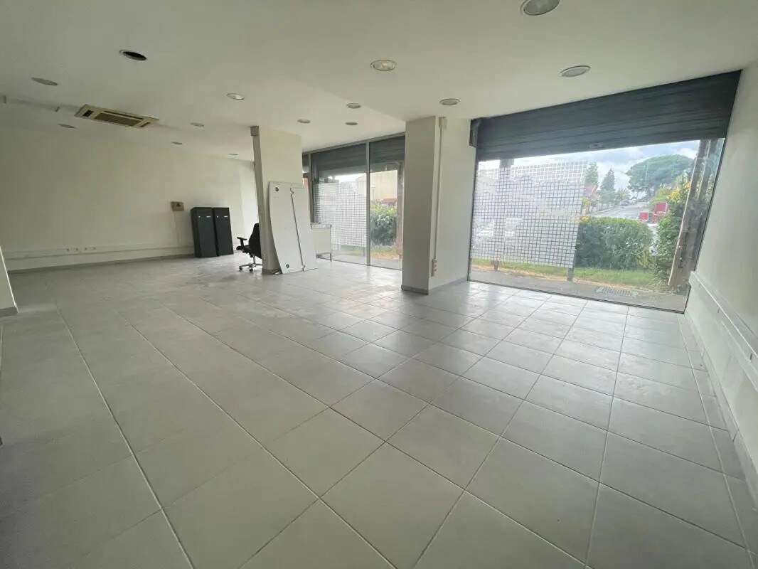 Retail in Saint-Jean for sale Building Photo- Image 1 of 12