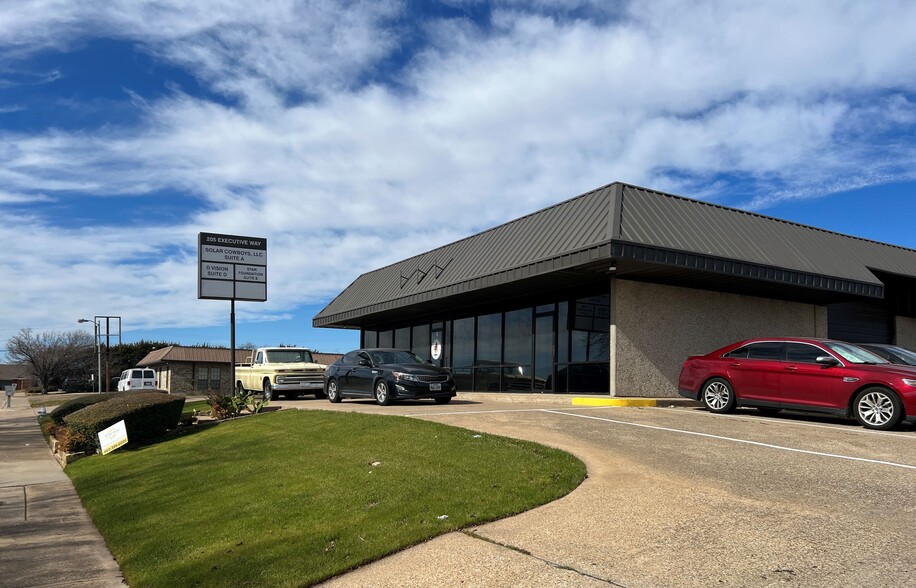 205 Executive Way, DeSoto, TX for lease - Building Photo - Image 1 of 8