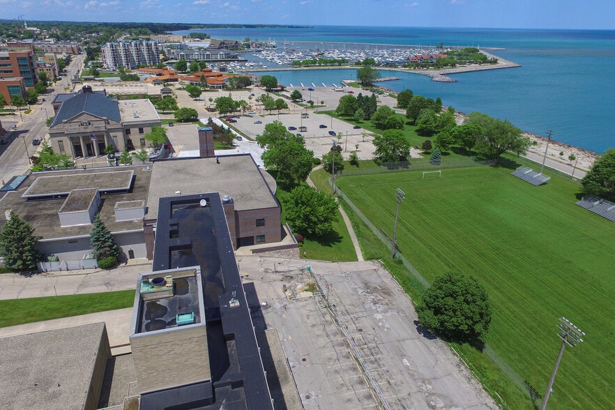 725 Lake Ave, Racine, WI 53403