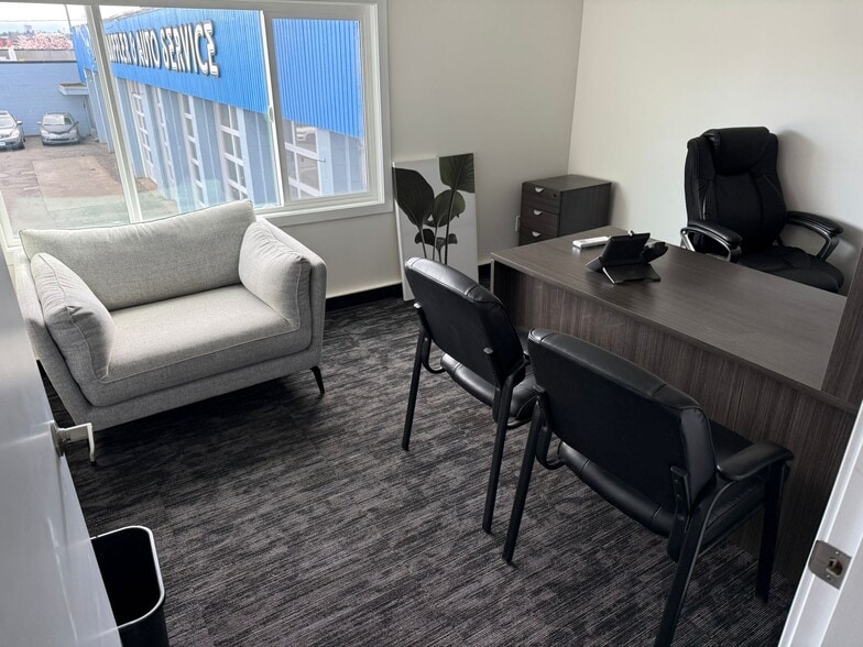 677 Burnside Rd E, Victoria, BC for lease - Interior Photo - Image 2 of 5