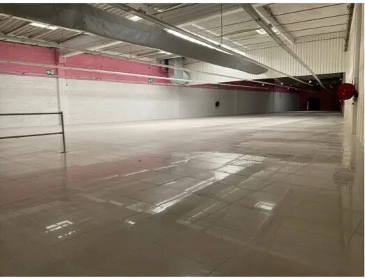 Retail in Maurepas for lease - Interior Photo - Image 1 of 4