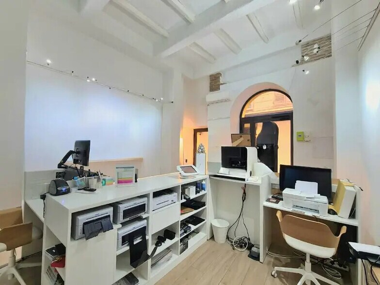 Retail in Nice for lease - Interior Photo - Image 3 of 5