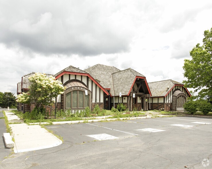 27590 Orchard Lake Rd, Farmington Hills, MI 48334