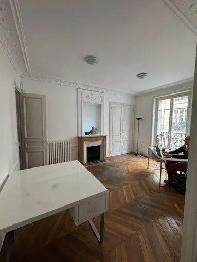 4 Rue Pétrelle, Paris for lease - Interior Photo - Image 1 of 5