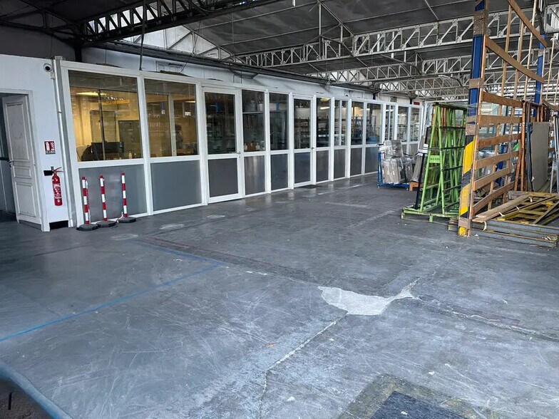 Flex in Marseille for lease - Interior Photo - Image 3 of 6