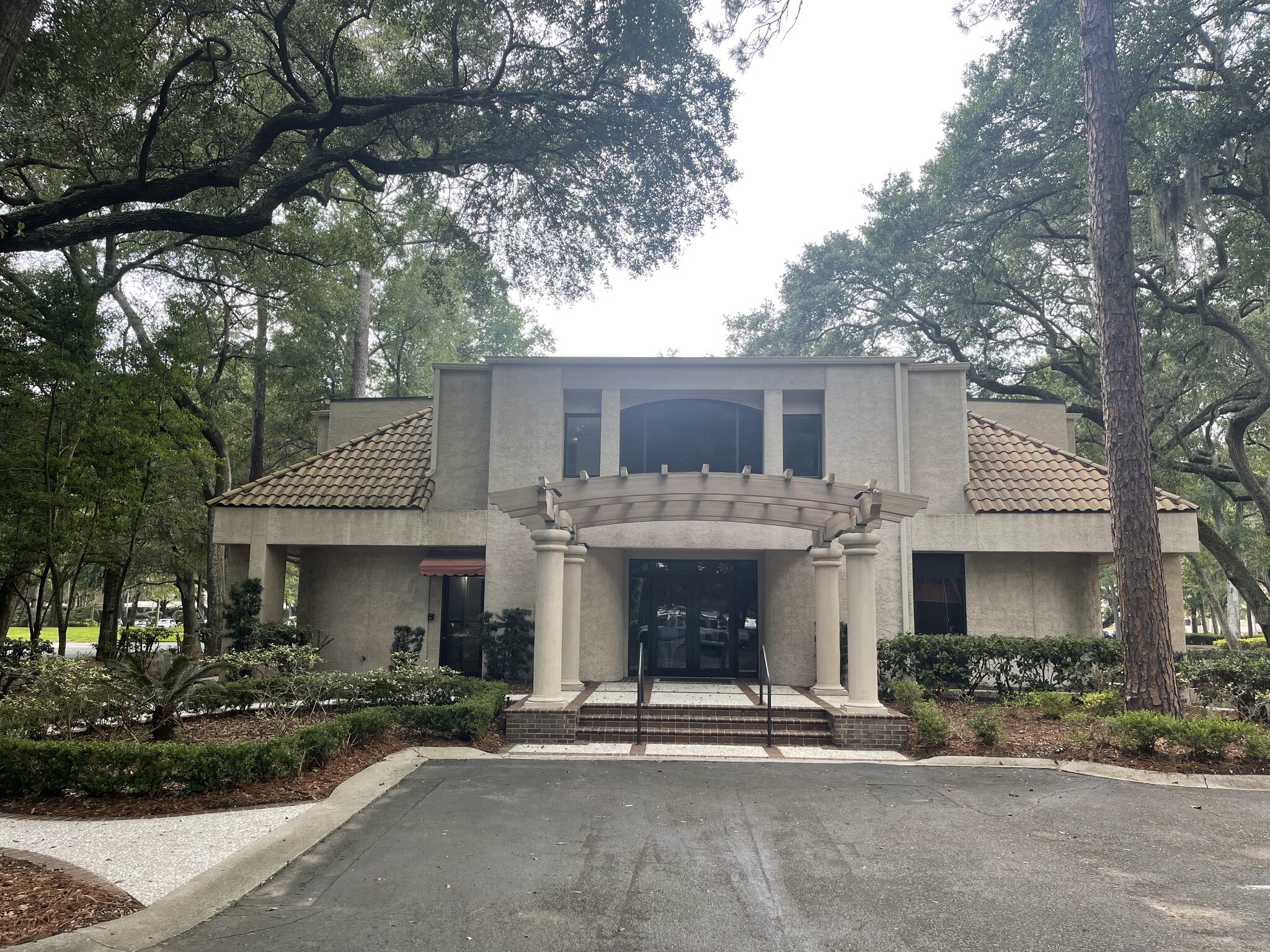 16 Shelter Cove Ln, Hilton Head Island, SC for sale Primary Photo- Image 1 of 1